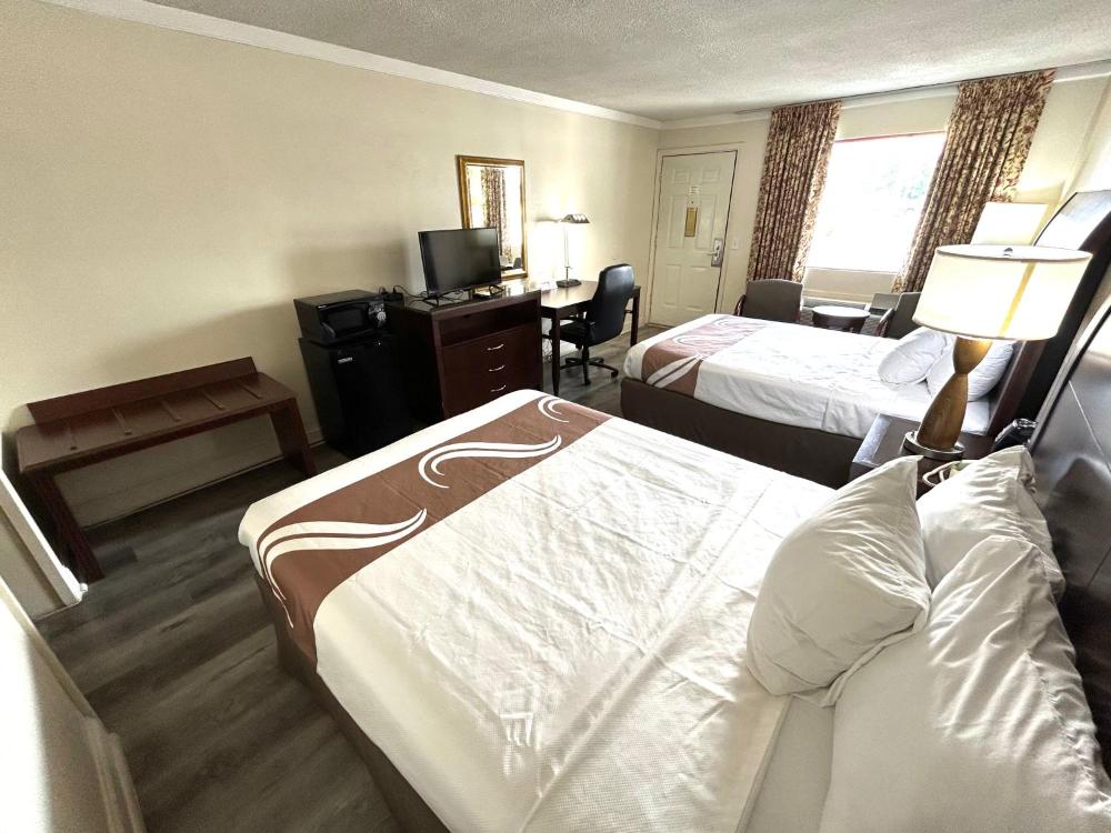 Queen Room with Two Queen Beds - Non-Smoking interior